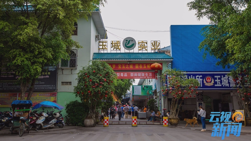 游客摔断玉镯价格,游客买玉镯断裂的处理