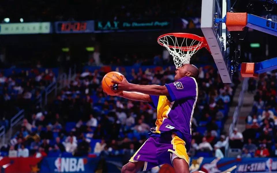 科比手指脱臼是哪场比赛,科比手指脱臼现场掰回