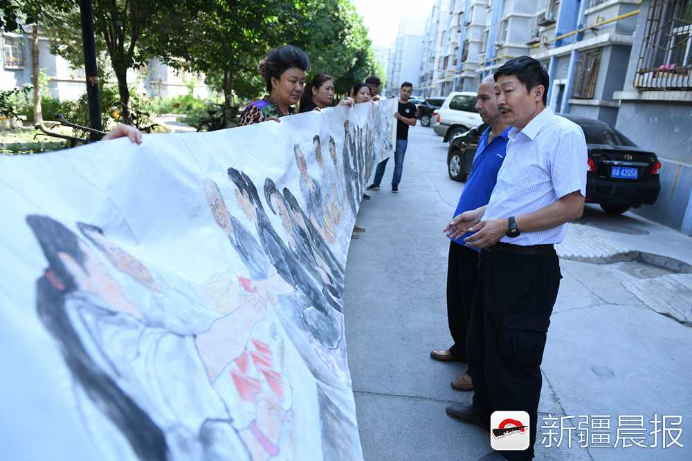 这位”有心人“手绘56米民族团结画卷居民生活跃然纸上