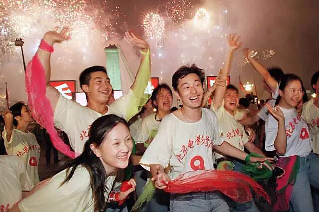 晒港剧晒港茶晒维港晒青涩照片,看看黄晓明唐嫣baby张卫健眼中的香港