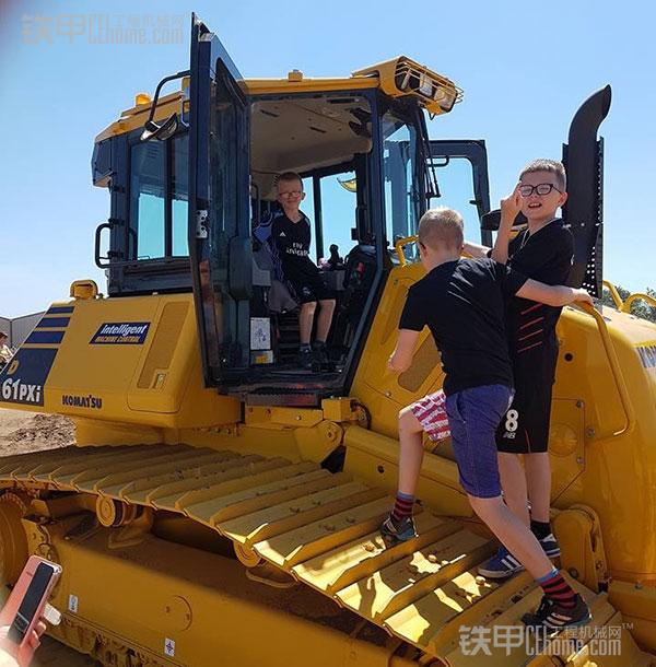 新来的菜鸟又把“挖掘机”开翻了！每周工程机械酷图（18）