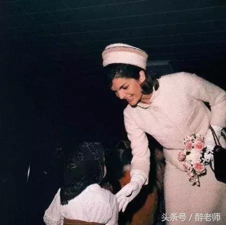 杰奎琳穿着带血的衣服,杰奎琳的眼泪音频