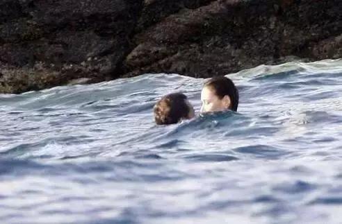 她是女版“王思聪”出身，却打出一手比他更好的牌，法国第一夫人布吕尼独特人生无须比较！