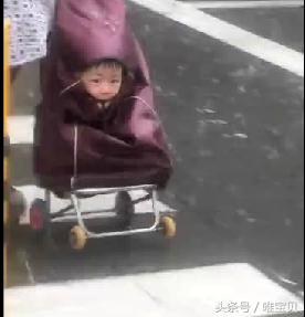 突然下暴雨,大妈直接把娃塞进这里,网友集体笑喷了