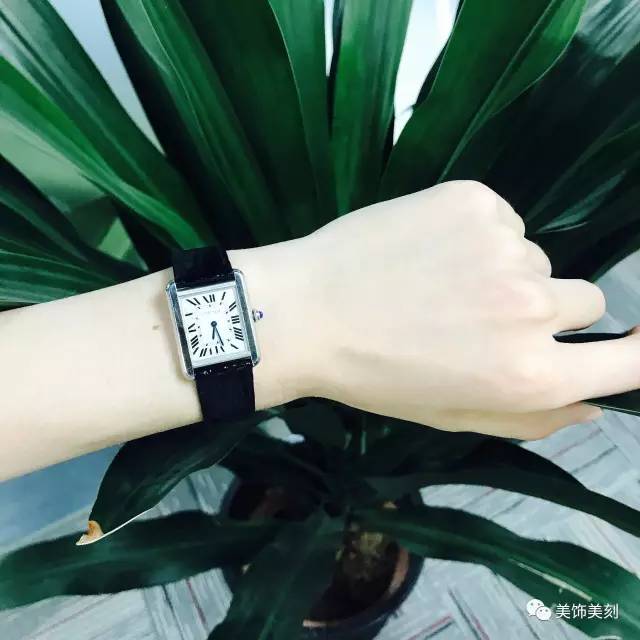 美饰美刻｜下班前，我们拉着老板在办公室里摆拍了10分钟~