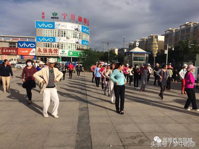 西吉县商业广场,在广场上逛街散步