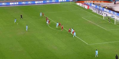 国足球迷爆粗口的搞笑视频,国脚发声为球员说话遭球迷怒斥