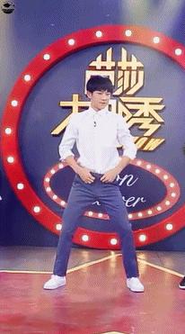 易烊千玺顶胯跳舞片段,易烊千玺扭胯合集