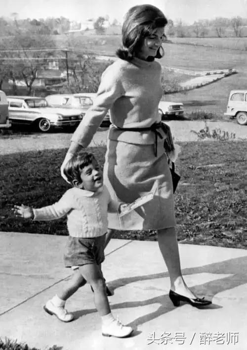 杰奎琳穿着带血的衣服,杰奎琳的眼泪音频