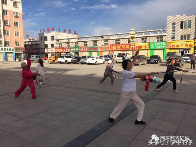 西吉县商业广场在哪,在广场悠闲散步