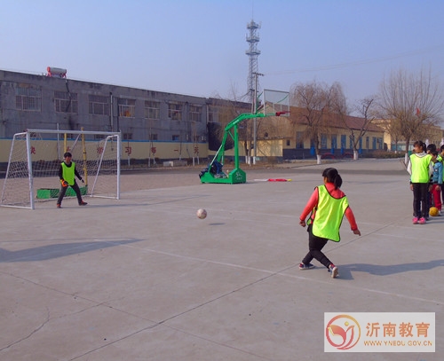 足球“踢”进课堂“玩”出大快乐