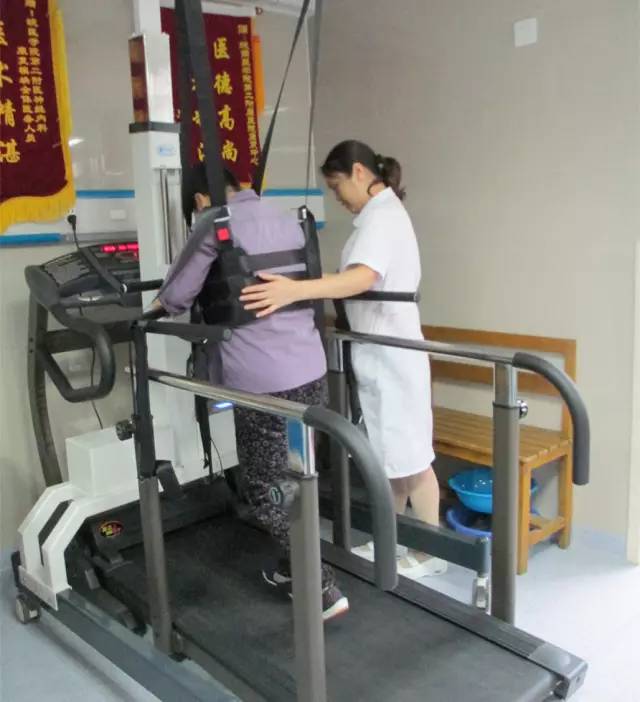 偏瘫老人康复训练,老人偏瘫3年康复训练视频