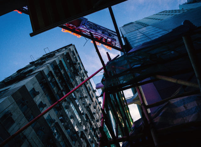 香港丨我们拍了24张香港，从中看到了困顿、欲望和爱