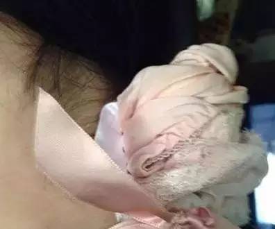 女子用红色裤头扎头发,用蕾丝内裤扎头发好看吗