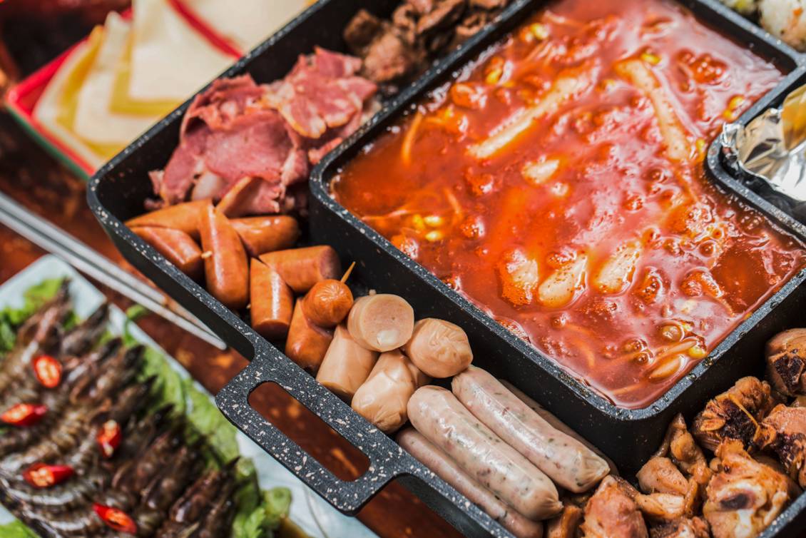 “五级辣”火山辣烤猪蹄、芝士烤肉锅、活鳗鱼三吃，想尝津城独一家才有的招牌菜，你得去津城美食街—西湖道！你能挑战顶级辣？还能打五折