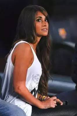 30岁球王娶了9岁一见钟情的女孩，时间易逝，唯爱不变