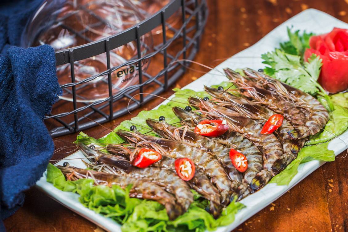 “五级辣”火山辣烤猪蹄、芝士烤肉锅、活鳗鱼三吃，想尝津城独一家才有的招牌菜，你得去津城美食街—西湖道！你能挑战顶级辣？还能打五折