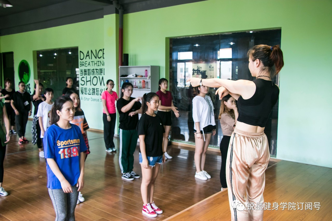 初学者用什么方法学好爵士舞,零基础爵士舞入门必学