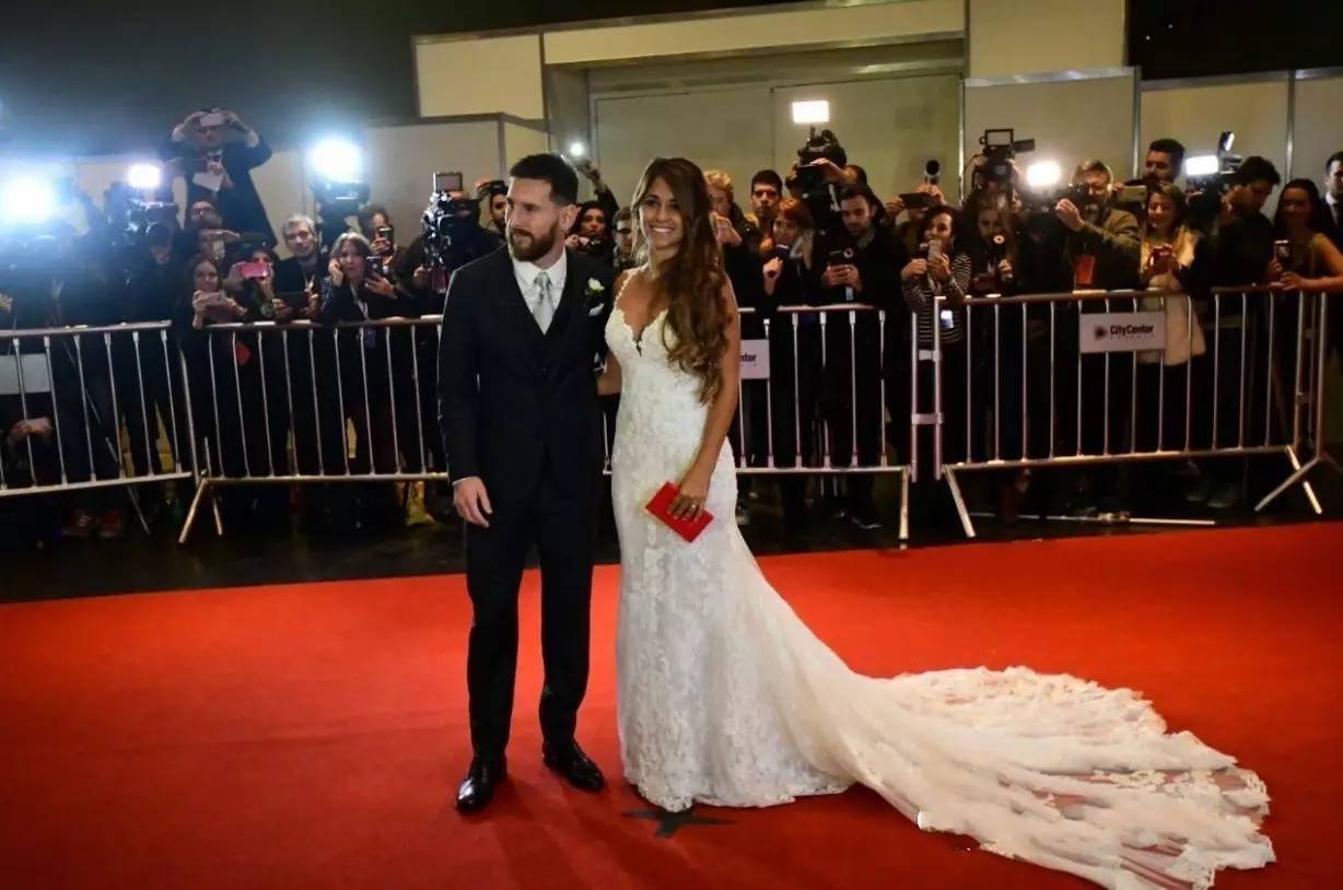 30岁球王娶了9岁一见钟情的女孩，时间易逝，唯爱不变