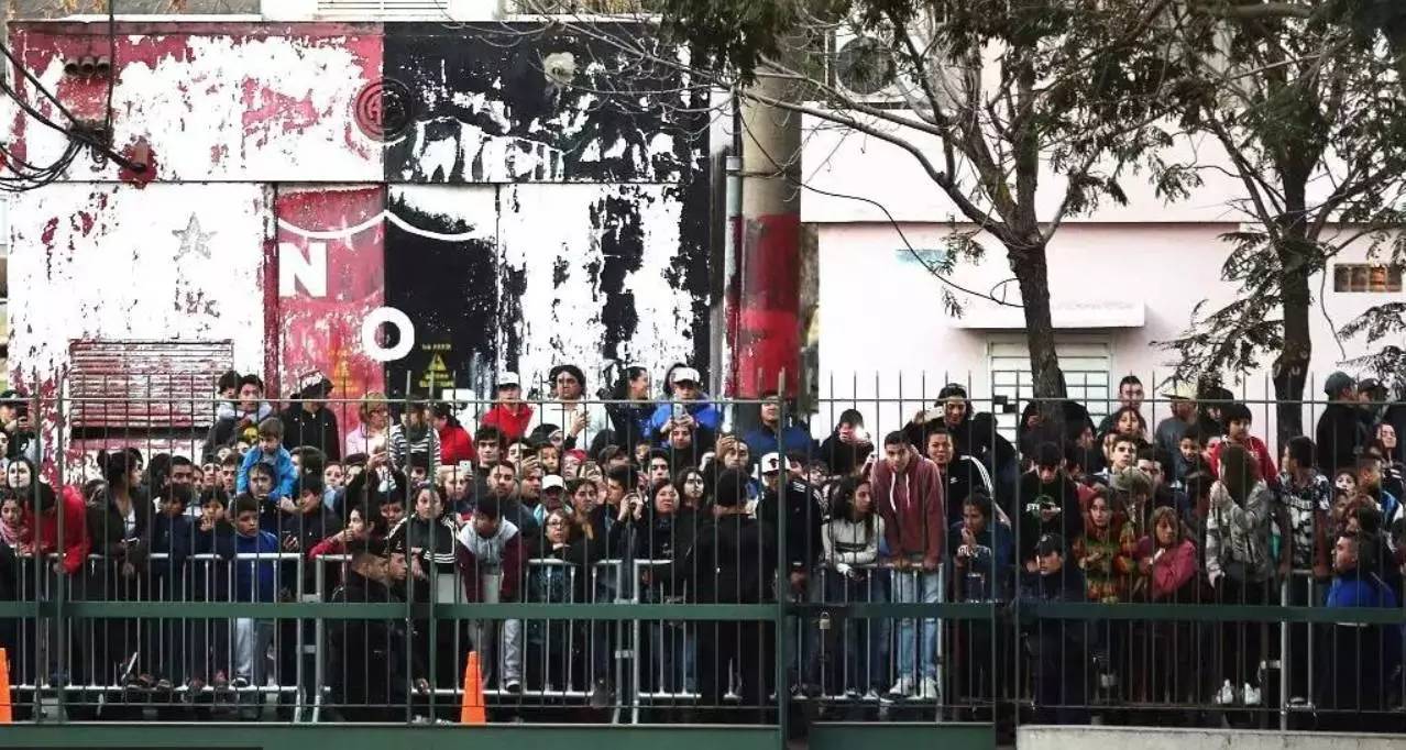 梅西30岁娶了自己爱了22年的女生,31岁篮球天才娶大10岁二婚妻子