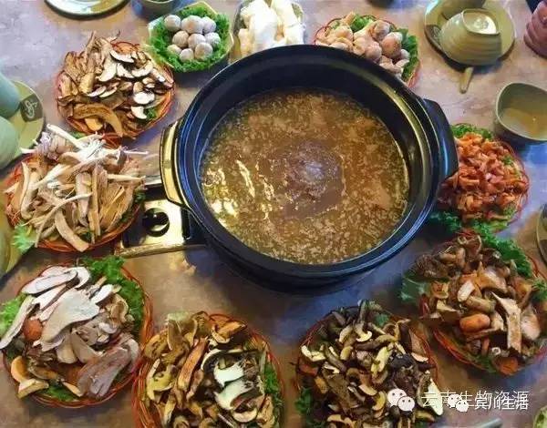 请不要对着手机流口水\^O^/宾川鸡足山正疯长的野生菌