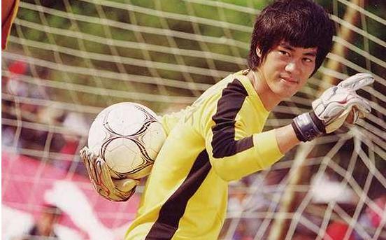 周星驰电影吴孟达被雷倒的场面,周星驰吴孟达审死官片段