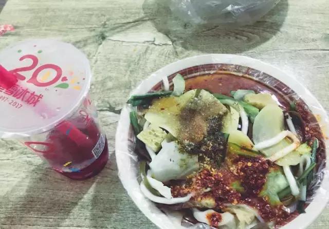 一个老外说一年之内吃遍成都,一个老外说要在一年内吃遍中国