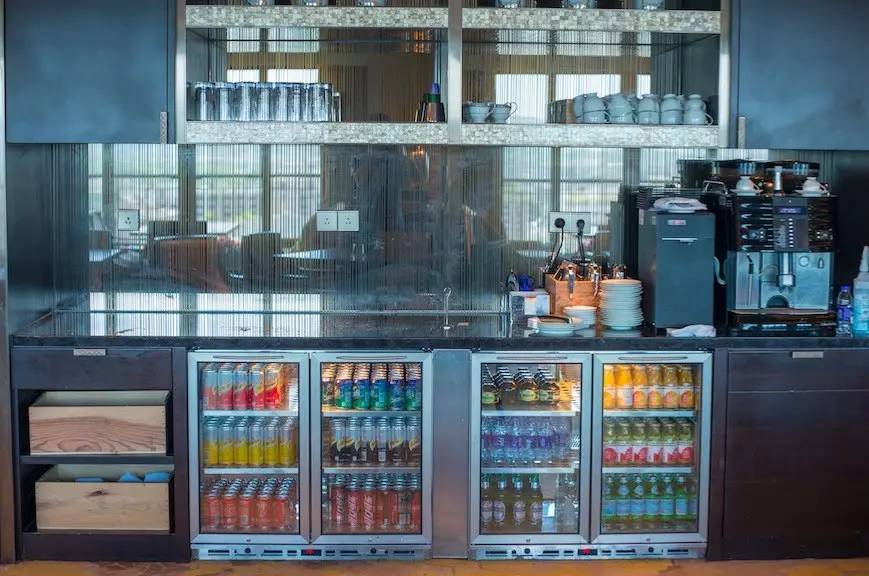 一天吃四五顿饭不长肉才怪,一天吃四顿不胖都不行