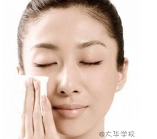 化妆后皮肤过敏痒,化妆后过敏干痒