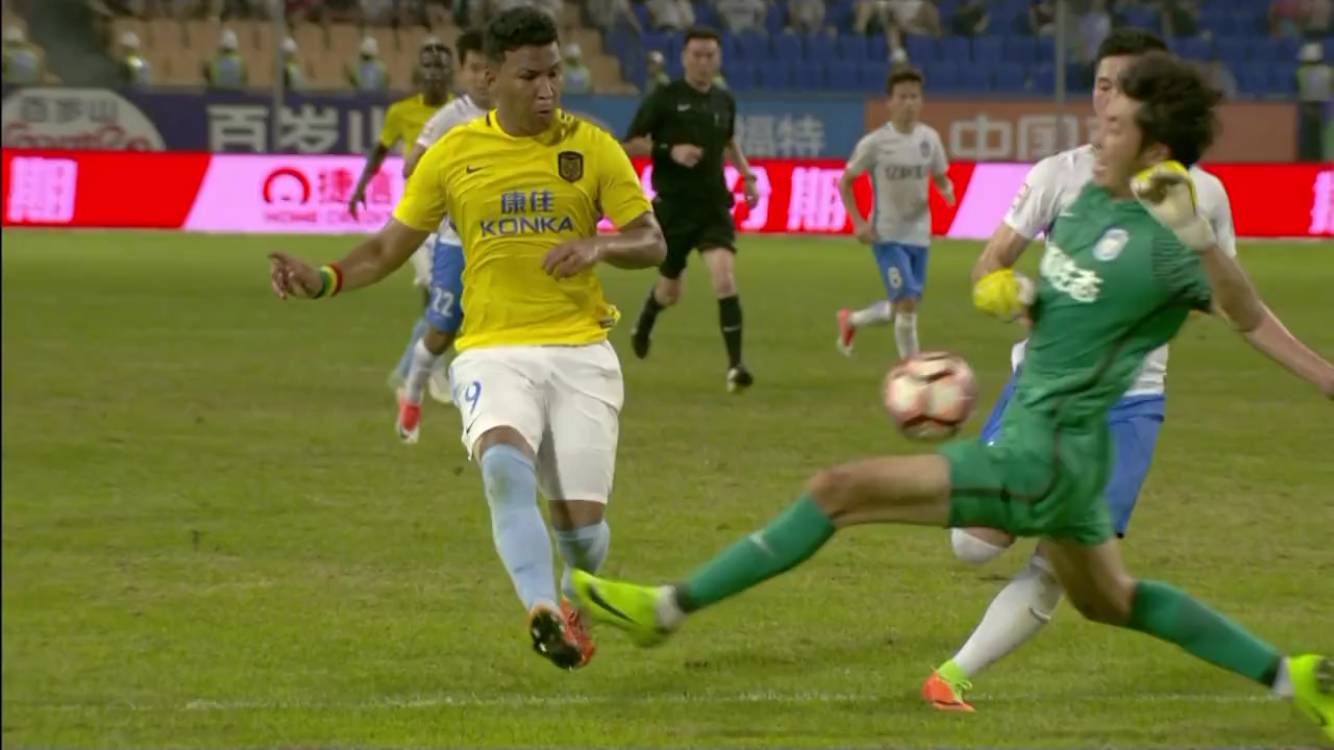 足球人士犀利点评上港,华夏足球对天津亿利