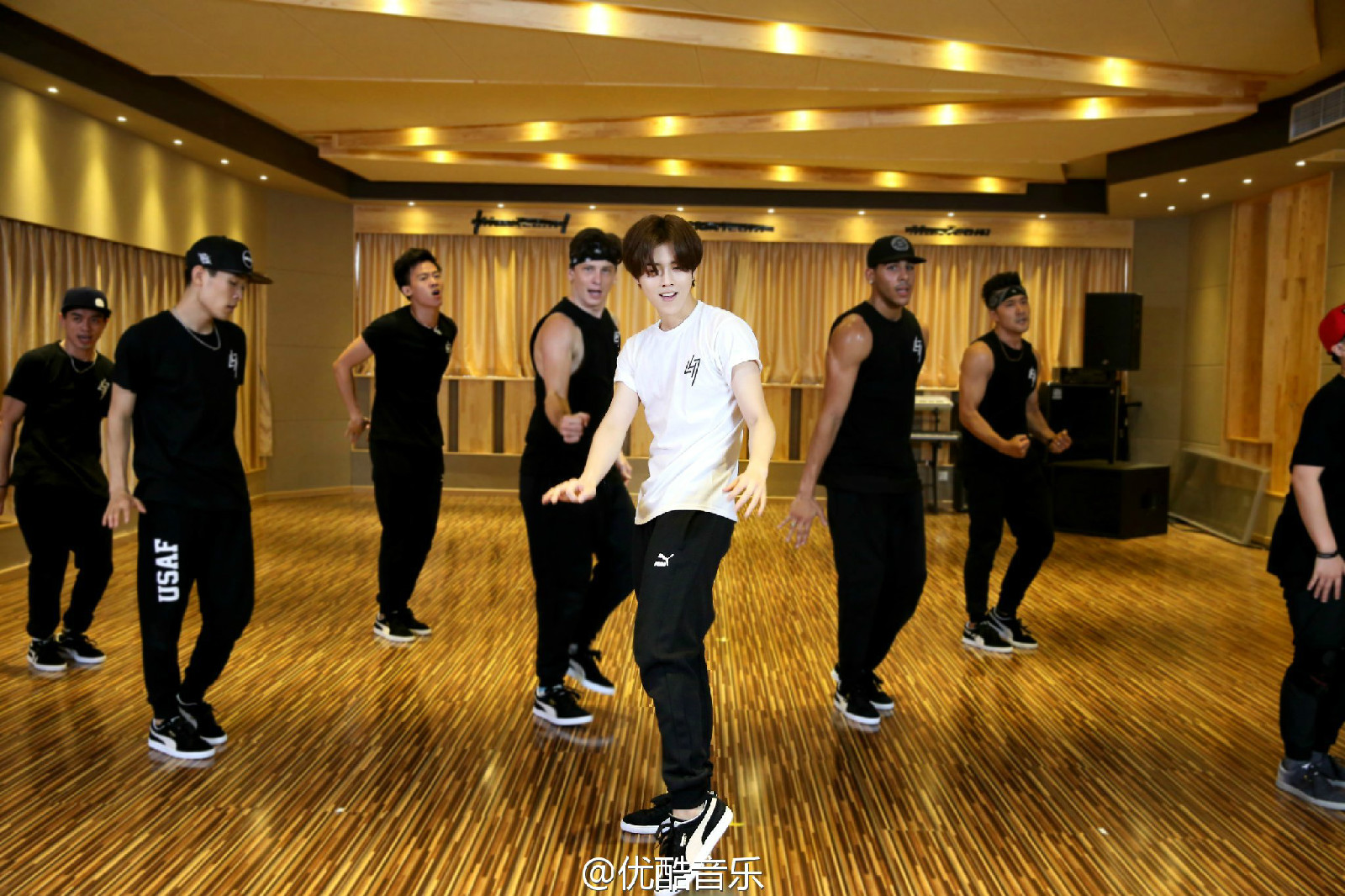 鹿晗有什么好的方面让关晓彤喜欢,鹿晗踢野球过人