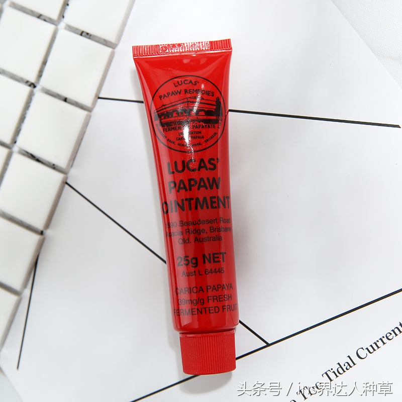 金晨的化妆包：用着1000块的美容仪，却抹着30块的木瓜膏