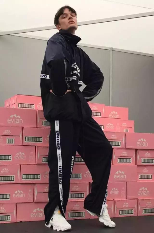 一串字logo,一串字母的衣服商标