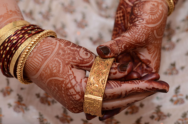 媳妇收到金手镯后问是不是真的，婆婆的反应亮了