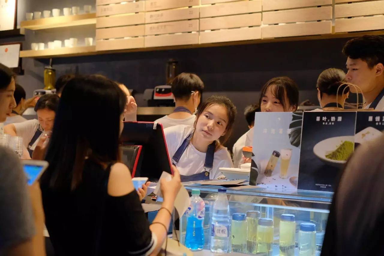 长大后茶饮店就像江湖的高手,一代起一代落但能真正成为新闻暴风眼的真的只有喜茶