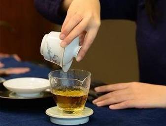 盖碗泡茶怎样才能不烫手,盖碗泡茶怎样拿杯不烫手