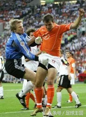 把前锋吓得不会射门,门线上的“绿巨人”卡恩