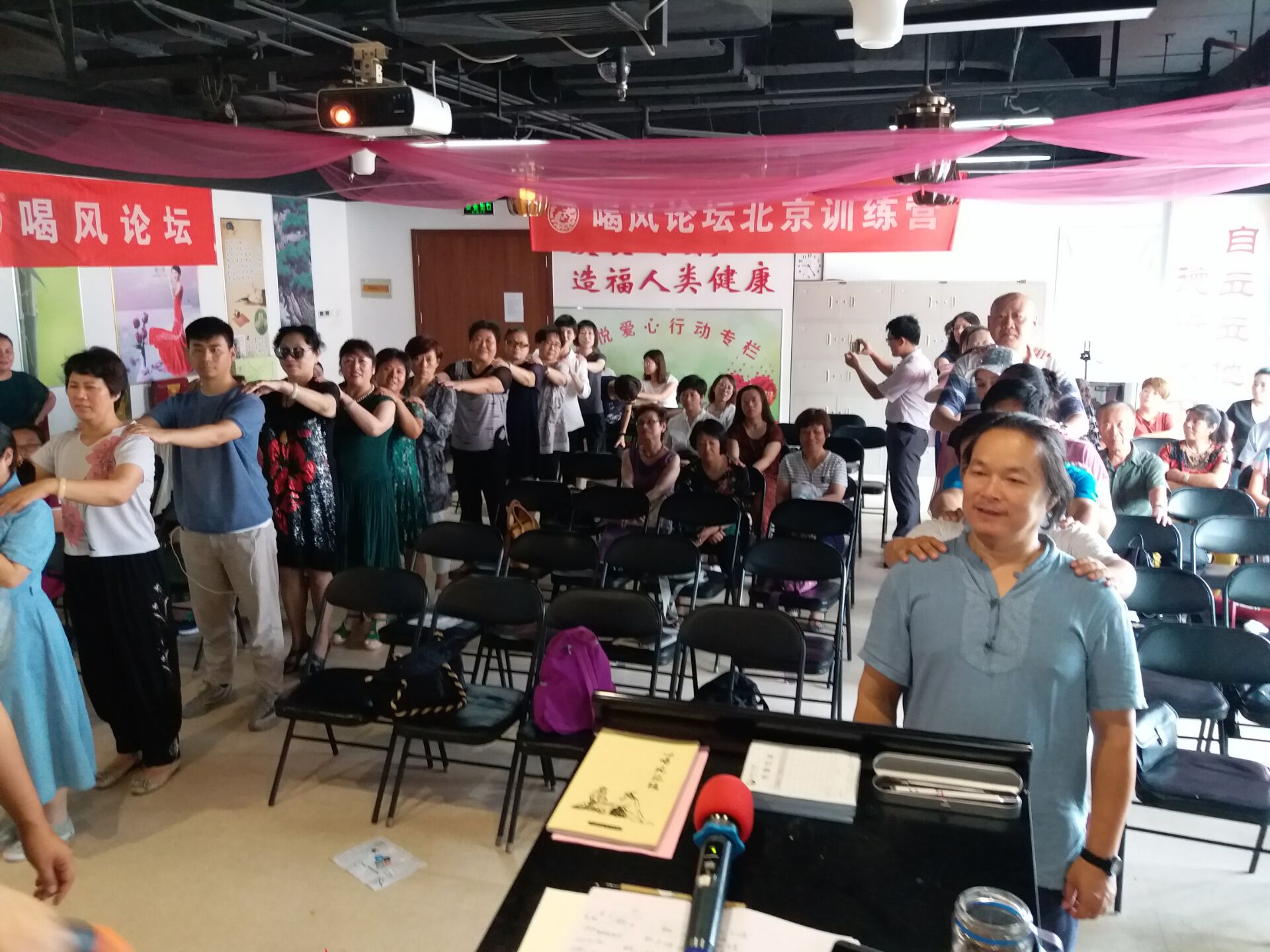 一个小游戏：对你的手说长长，她就变长，对她说变小，她就变短，学会爱你的身体，每个器官都能听懂你的话