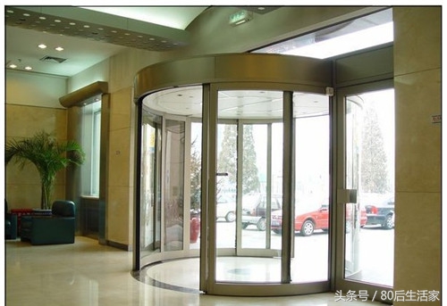 水晶旋转门与普通旋转门的区别,门窗是平移还是旋转