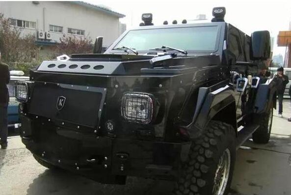 土豪开着1500万的超级越野车去洗车，洗车工：这装甲车得加钱才行