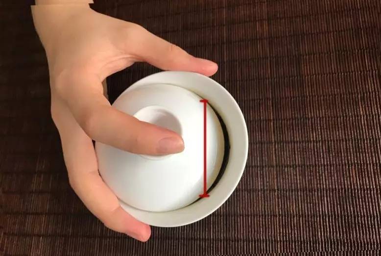 盖碗泡茶怎样才能不烫手,盖碗泡茶怎样拿杯不烫手