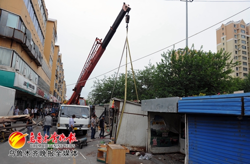 天山区启动大湾北路城市病治理工程60间占道彩钢板房被拆除