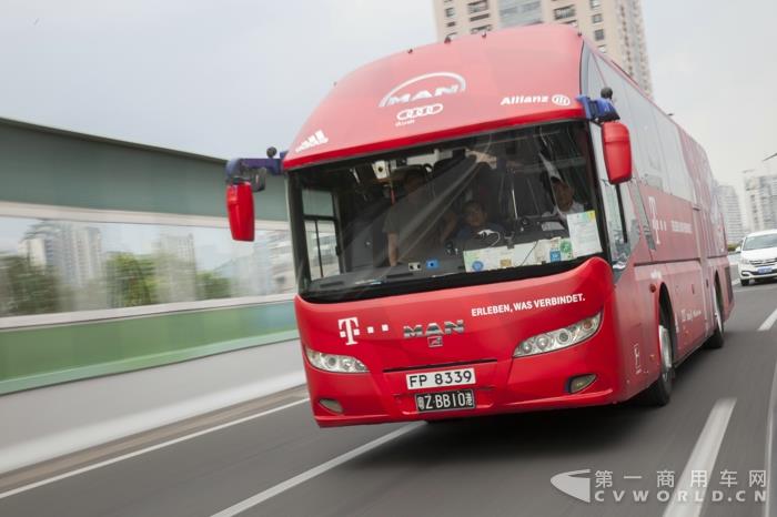 不是宇通也不是比亚迪！拜仁慕尼黑球队“*用御**”的这款红色大巴出自谁家？