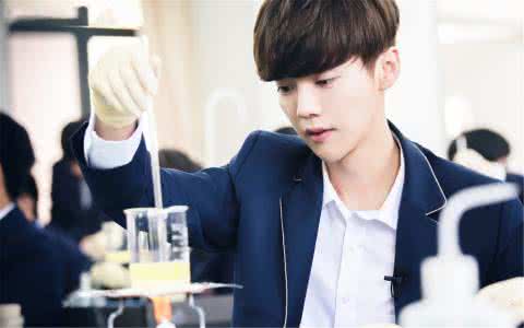 为何鹿晗会从《奔跑吧》中的傻狍子晋升为《我去上学啦》中的鹿不羁他的功劳不小