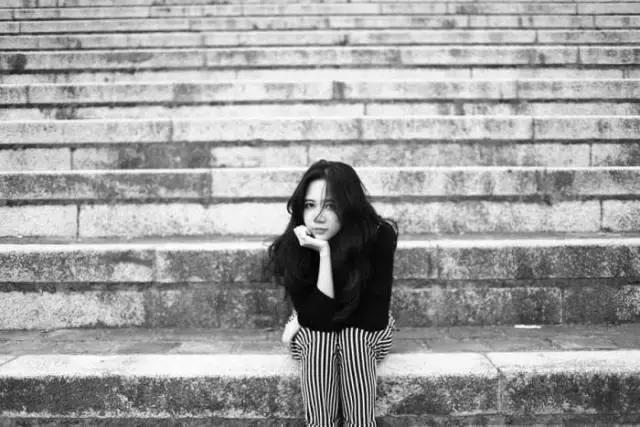 面部表情尴尬僵硬不自然怎么拍照,一拍照肢体就僵硬就尴尬