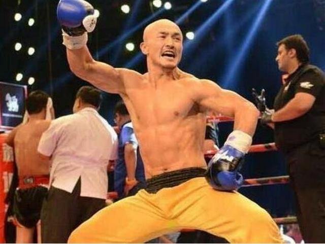 武僧一龙与马拉多纳惺惺相惜：我出身贫寒，是神的旨意让我生长