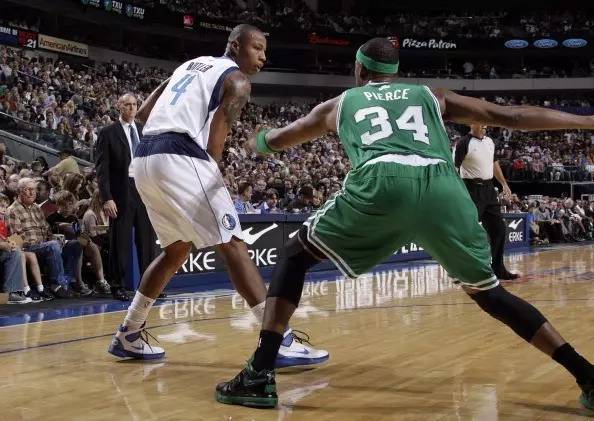 打篮球防守正确的姿势,防守球员的正确防守姿势