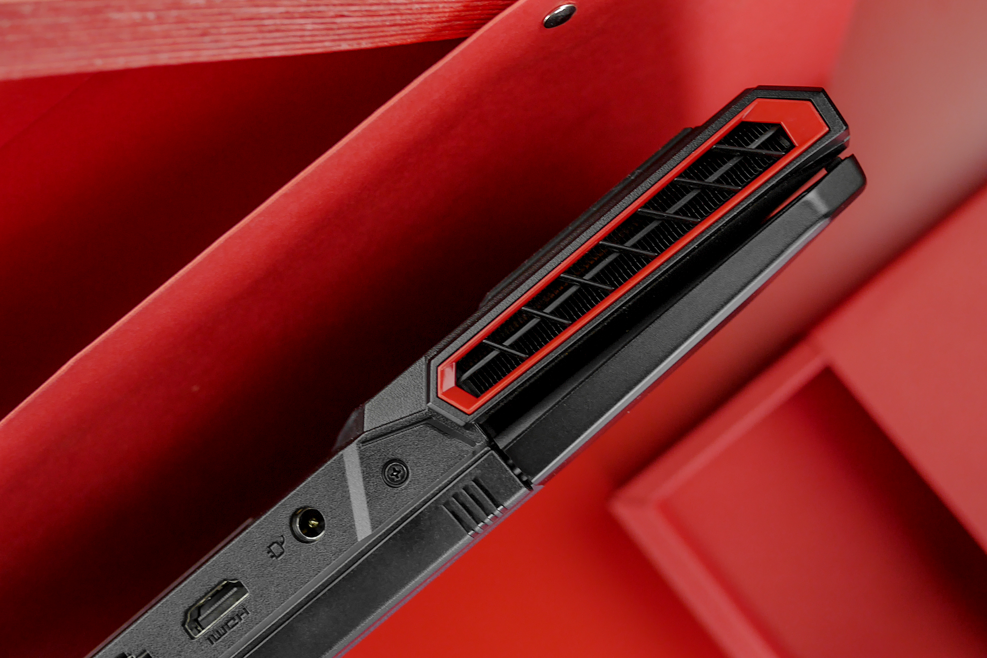 电脑城同配卖八千，走线上路线的炫龙炎魔游戏本就有优势了