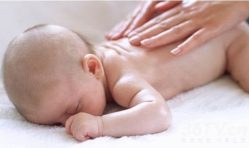 新生儿身上的白色污垢是什么,新生儿白色分泌物如何清理