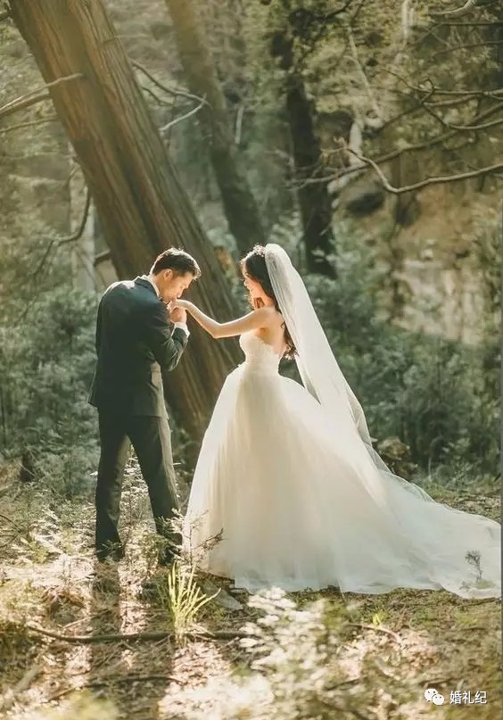 摄影师亲手教新人摆婚纱照造型,6种必拍的婚纱照风格